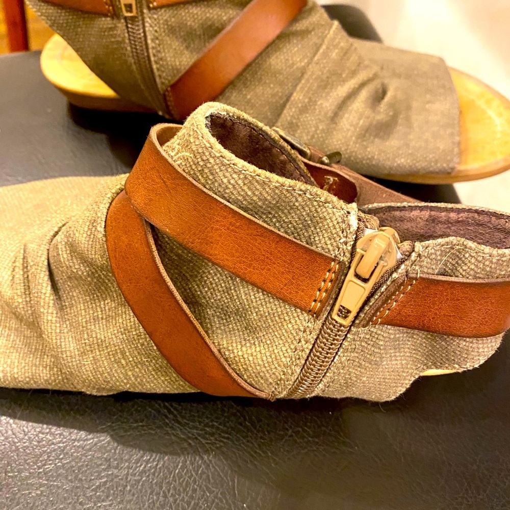 Side Zip Open Toe sandals.